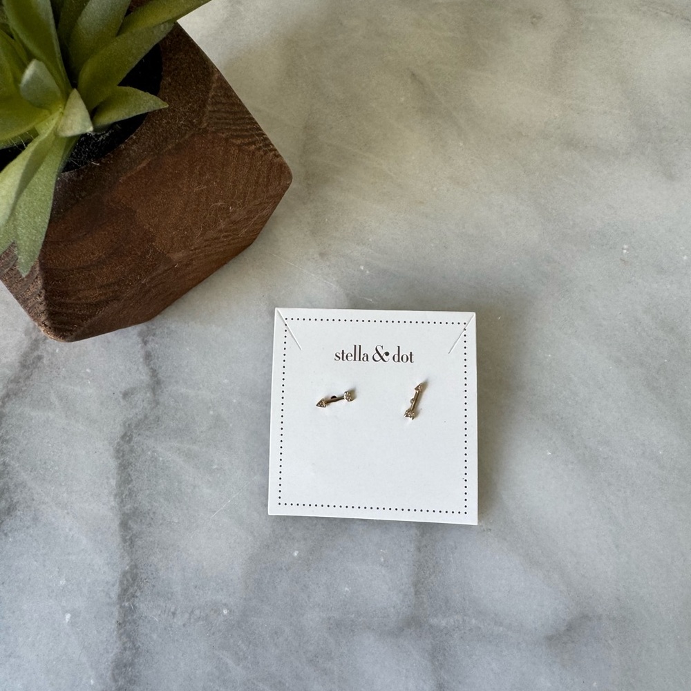 Stella & Dot On the Mark Stud- Gold